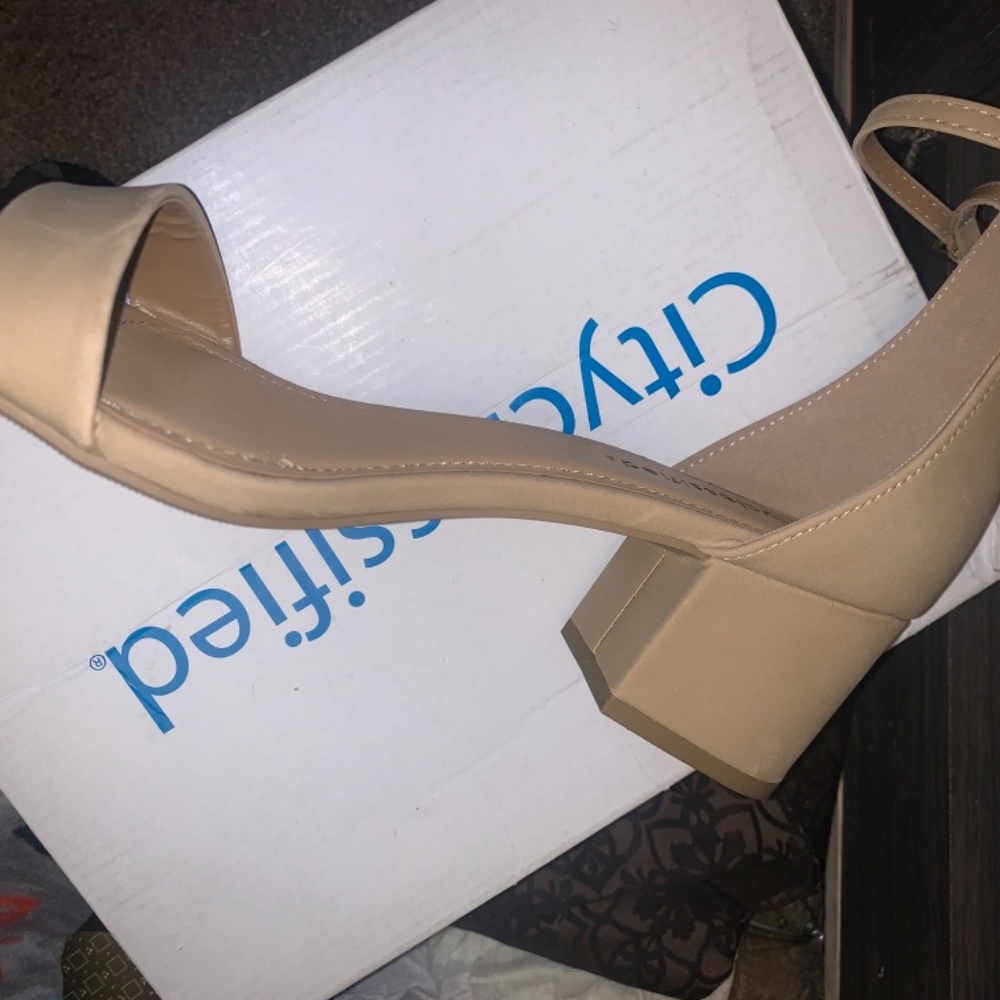 Sandls - Picture 2 of 5